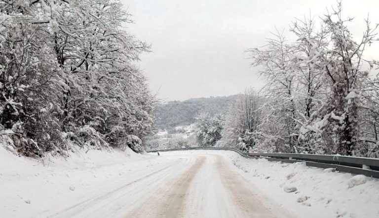 Oko 3.500 domaćinstava bez struje, saobraćaj otežan